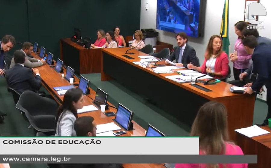Comissão de Educação da Câmara Federal aprova Moção de Louvor ao CONSUNI por defesa da democracia e autonomia universitária