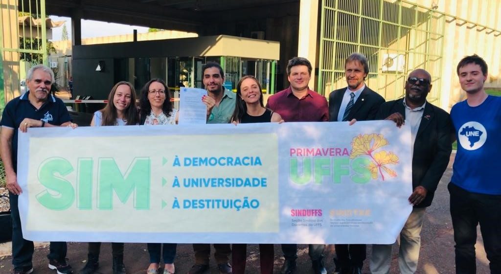 Em respeito à comunidade universitária, comissão da UFFS entrega pedido de destituição de Marcelo Recktenvald à Presidência da República